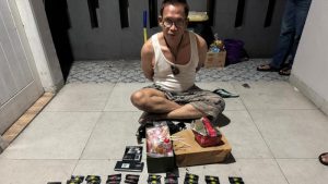 Polisi mengamankan barang bukti vape narkoba di Ciledug.