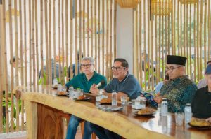 Wakil Wali Kota Tangerang H. Maryono Hasan saat memantau atmosfer garis finis dan menyapa para pelari di ajang Bandoeng 10K 2026.