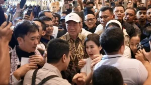 Layar monitor menampilkan potongan video pernyataan pers dari Ketua DPP PSI Bestari Barus dan Politisi PDI Perjuangan Guntur Romli yang disandingkan secara kontras, dengan latar belakang foto Presiden ke-7 RI Joko Widodo.