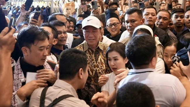 Layar monitor menampilkan potongan video pernyataan pers dari Ketua DPP PSI Bestari Barus dan Politisi PDI Perjuangan Guntur Romli yang disandingkan secara kontras, dengan latar belakang foto Presiden ke-7 RI Joko Widodo.