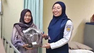 Petugas KAI sedang mendata barang milik pelanggan di Posko Lost and Found Stasiun Bekasi Timur.
