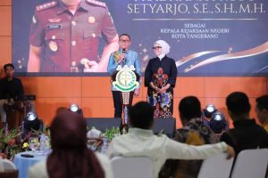 Foto prosesi jabat tangan antara Pradhana Probo Setyarjo dan Muhammad Amin disaksikan Wali Kota Tangerang di Ruang Al Amanah.