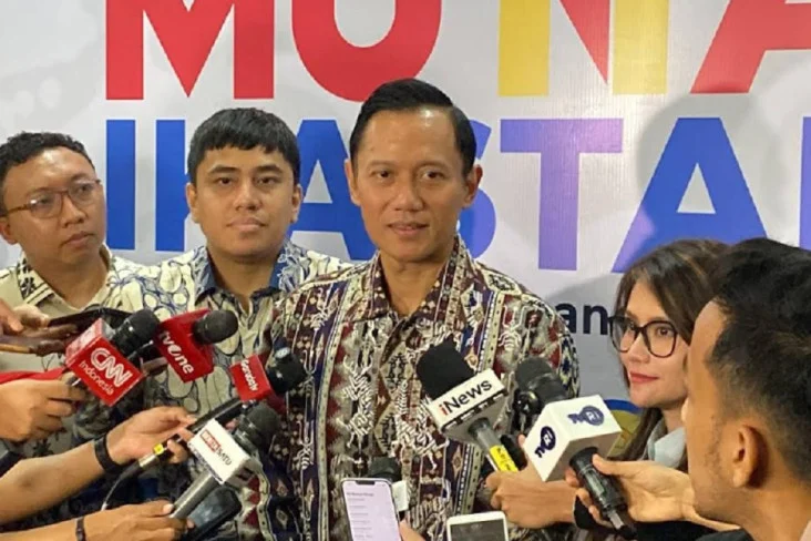 Menko Bidang Infrastruktur dan Pembangunan Kewilayahan Agus Harimurti Yudhoyono (AHY) saat memberikan keterangan pers kepada media terkait krisis listrik di Sumatera.