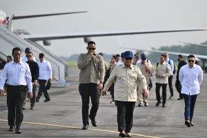 Foto Presiden Prabowo Subianto mendarat di Pangkalan TNI AU Iswahjudi Magetan dalam rangka kunjungan kerja ketahanan pangan dan ekonomi di Jawa Timur.