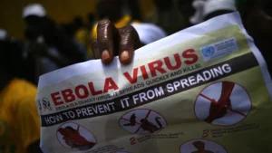 Kemenkes mengintensifkan pengawasan medis dan skrining ketat terhadap pelaku perjalanan internasional di terminal kedatangan udara sebagai proteksi dini virus Ebola