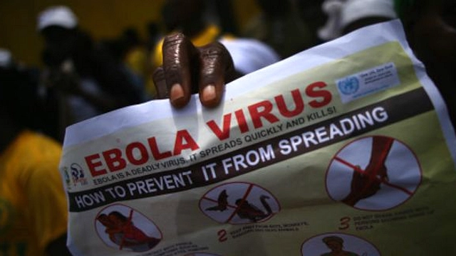 Kemenkes mengintensifkan pengawasan medis dan skrining ketat terhadap pelaku perjalanan internasional di terminal kedatangan udara sebagai proteksi dini virus Ebola