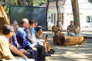 Gubernur Banten Andra Soni saat memberikan pengarahan tegas kepada jajaran Kepala OPD dan Sekda Deden Apriandhi dalam Rapat Pimpinan di Gedung Negara.