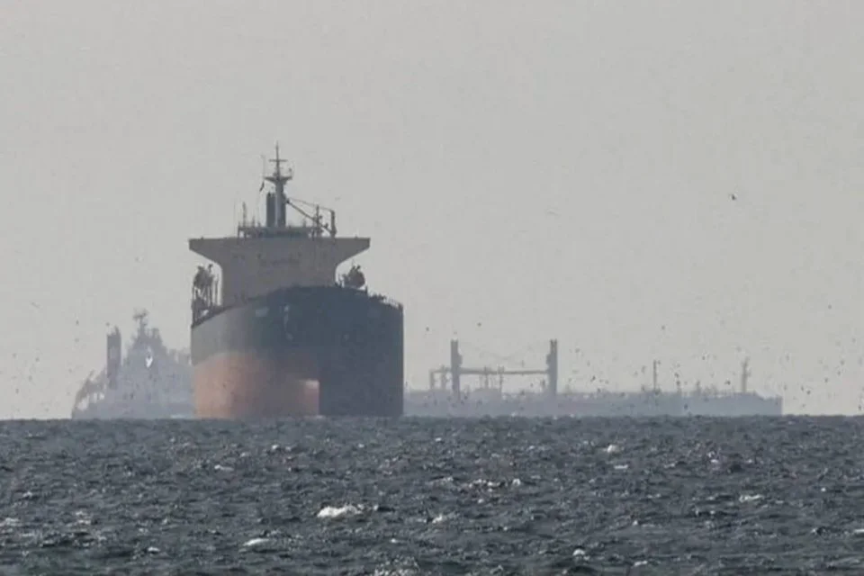 Ilustrasi kapal tanker raksasa VLCC yang sedang berlayar di perairan internasional tanpa sinyal AIS.