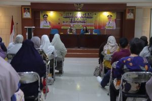 Para pelaku UMKM kuliner dan fesyen di Kota Tangerang sedang berkonsultasi mengenai desain logo dan kemasan produk bersama instruktur di Gedung Cisadane.