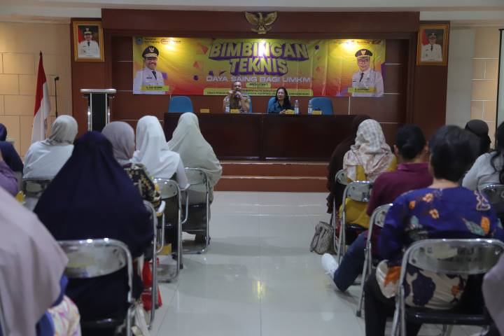 Para pelaku UMKM kuliner dan fesyen di Kota Tangerang sedang berkonsultasi mengenai desain logo dan kemasan produk bersama instruktur di Gedung Cisadane.