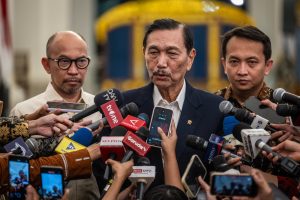 Rombongan Dewan Ekonomi Nasional (DEN) yang dipimpin Luhut Binsar Pandjaitan bersama Chatib Basri berjalan memasuki Istana Kepresidenan Jakarta.
