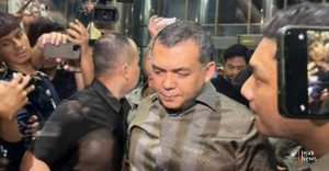 Wakil Menteri Imigrasi dan Pemasyarakatan Silmy Karim saat tiba untuk menyerahkan diri di Gedung Merah Putih KPK, Jakarta.