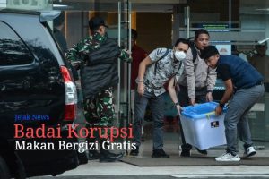 Suasana penyidik Jampidsus Kejaksaan Agung saat membawa boks kontainer hasil penggeledahan di kantor Badan Gizi Nasional, Jakarta.