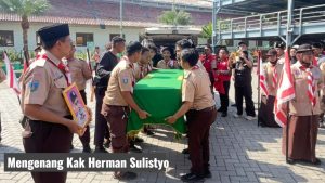 Prosesi pemakaman militer kepramukaan Herman Sulistyo tokoh Pramuka Tangerang korban tabrak lari.