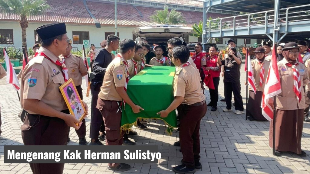 Prosesi pemakaman militer kepramukaan Herman Sulistyo tokoh Pramuka Tangerang korban tabrak lari.
