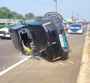 Kecelakaan tol bandara Soekarno-Hatta hari ini mobil Chery terguling tabrak pembatas jalan.