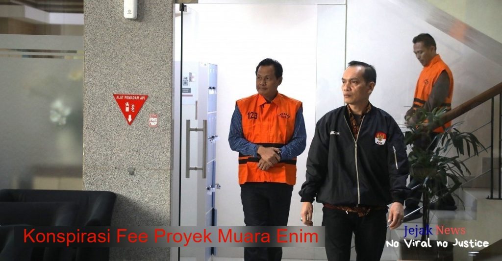Konferensi pers KPK yang memperlihatkan barang bukti uang tunai dan bagan skema pembagian persentase suap proyek Pemkab Muara Enim.