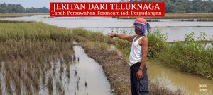 Tokoh masyarakat Babakan Asem Heri Hermawan menunjukkan surat terbuka untuk Presiden RI di depan hamparan sawah yang mulai diuruk tanah.