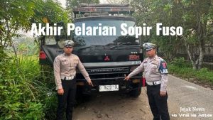 Potret sepeda milik korban yang rusak pasca kecelakaan disandingkan dengan foto truk Fuso pelaku yang berhasil diamankan di Mapolresta Tangerang.