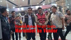 Tersangka Andri Mulyono mengenakan rompi tahanan merah muda Kejagung berjalan dengan tangan terborgol dikawal ketat petugas ke mobil tahanan.