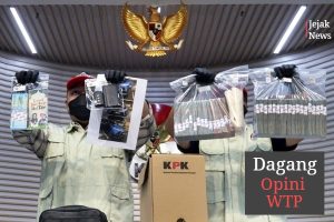 Konferensi pers KPK memperlihatkan Direktur Penyidikan Achmad Taufik Husein di depan meja yang dipenuhi barang bukti uang tunai sitaan dan dokumen laporan keuangan BPK Muara Enim.