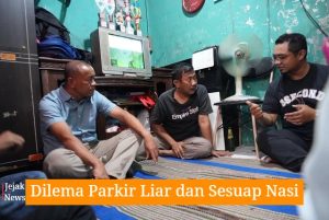 Pertemuan mediasi humanis antara Kepala Sudinhub Jakarta Timur Harlem Simanjuntak dan pengemudi ojol Sulis Agung Wibowo di kediamannya.
