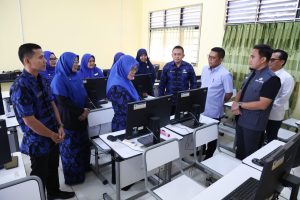Gubernur Banten Andra Soni didampingi Kepala Sekolah Agus Pancasusila berbincang dengan panitia SPMB di depan layar komputer pendaftaran SMAN 1 Cilegon.