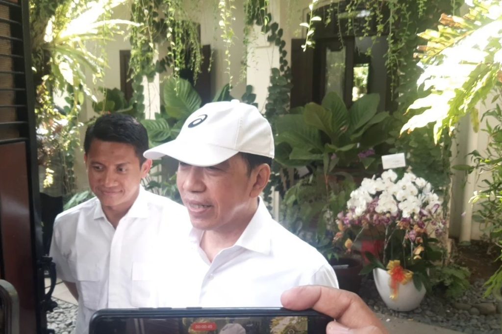Presiden ke-7 RI Joko Widodo memberikan keterangan pers di depan kediamannya di Sumber, Solo, terkait keputusan Kejari Jaksel yang tidak menahan Roy Suryo dan Dokter Tifa.