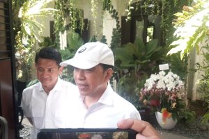 Presiden ke-7 RI Joko Widodo memberikan keterangan pers di depan kediamannya di Sumber, Solo, terkait keputusan Kejari Jaksel yang tidak menahan Roy Suryo dan Dokter Tifa.