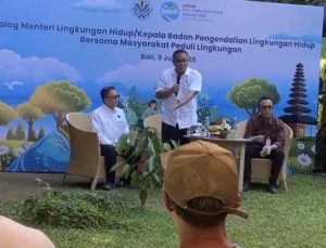 Menteri Lingkungan Hidup Jumhur Hidayat berdialog dengan masyarakat peduli lingkungan di Tukad Bindu, Denpasar, membahas pelarangan sistem open dumping di TPA seluruh Indonesia.