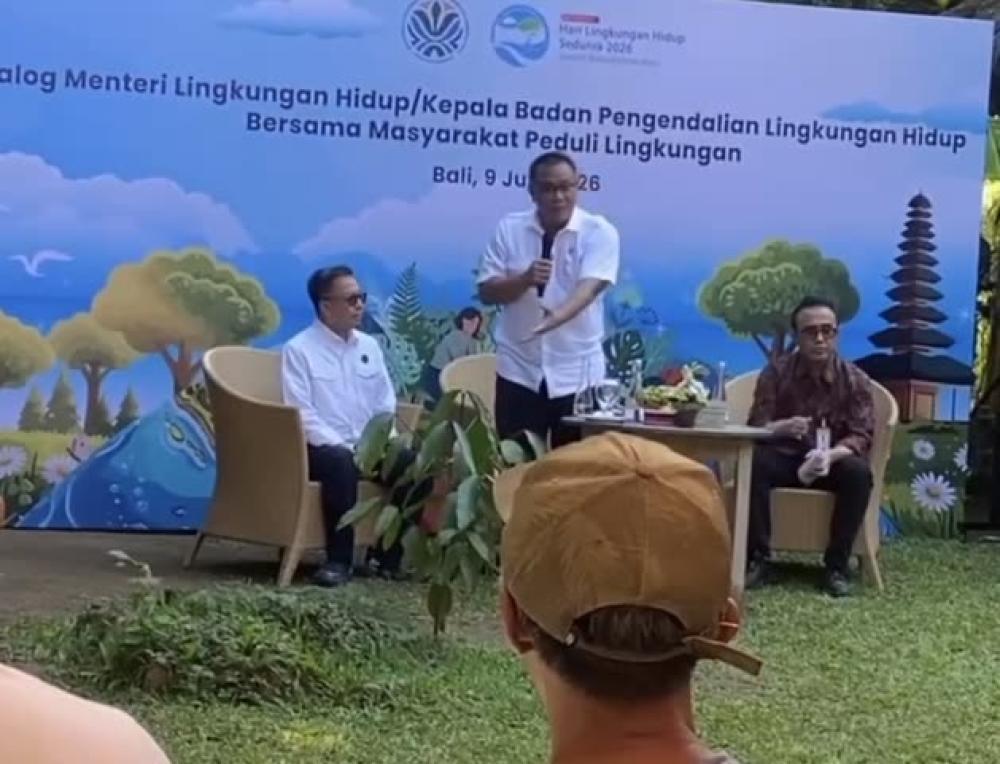 Menteri Lingkungan Hidup Jumhur Hidayat berdialog dengan masyarakat peduli lingkungan di Tukad Bindu, Denpasar, membahas pelarangan sistem open dumping di TPA seluruh Indonesia.