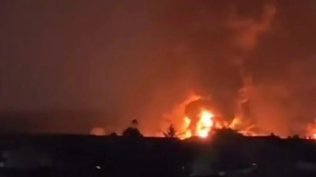 Petugas pemadam kebakaran (Damkar) Kota Tangerang menyemprotkan air ke arah kobaran api yang membakar tumpukan material karet di pabrik sandal Cipondoh.