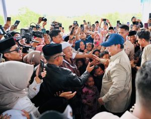 Presiden Prabowo Subianto menandatangani prasasti peresmian jalan daerah IJD di Ruas Kedungdung–Bringkoning, Sampang, didampingi jajaran kementerian PU dan pejabat daerah setempat.