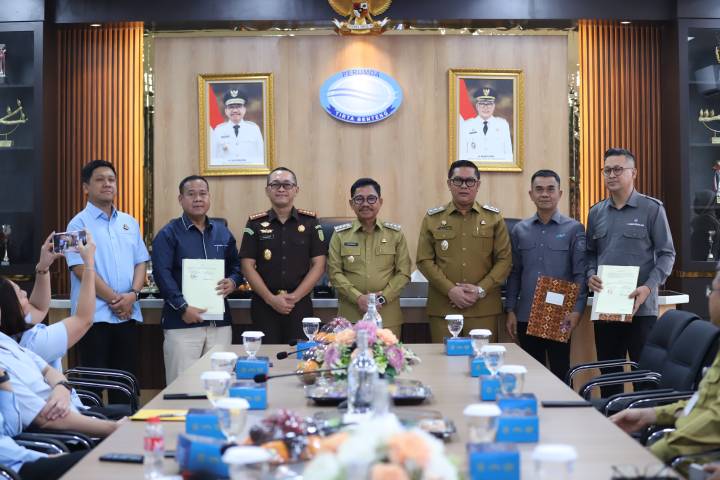 Wali Kota Tangerang Sachrudin bersama jajaran Kejari dan Direktur BUMD menunjukkan naskah kesepakatan hukum Datun