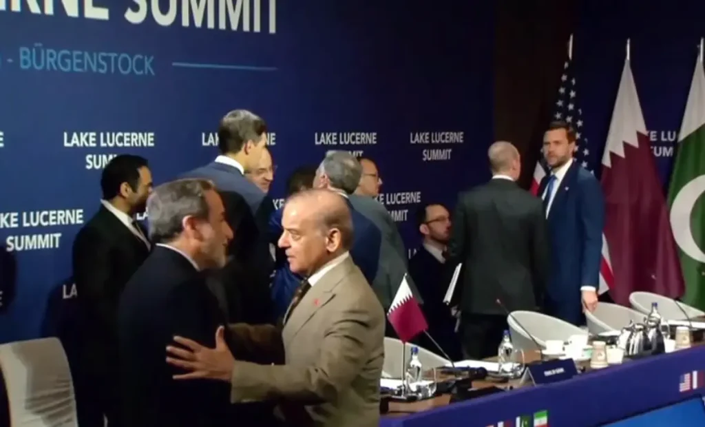 Wakil Presiden AS JD Vance dan Ketua Parlemen Iran Mohammad Bagher Ghalibaf saat melakukan jabat tangan dingin di meja perundingan Burgenstock Swiss.