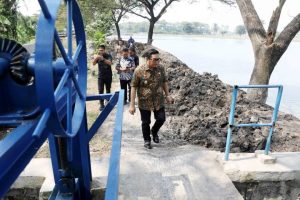 Wakil Wali Kota Tangerang Maryono meninjau proyek turap Situ Bulakan Periuk