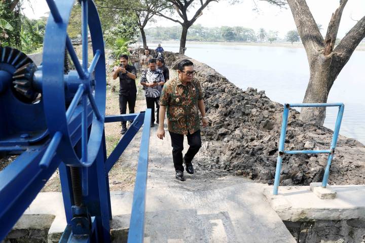 Wakil Wali Kota Tangerang Maryono meninjau proyek turap Situ Bulakan Periuk