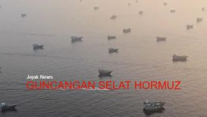 Satuan armada tempur laut AS (CENTCOM) melepaskan tembakan rudal kendali di perairan dekat Selat Hormuz dalam operasi blokade laut terhadap Iran.