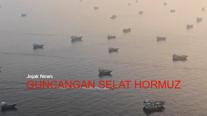 Satuan armada tempur laut AS (CENTCOM) melepaskan tembakan rudal kendali di perairan dekat Selat Hormuz dalam operasi blokade laut terhadap Iran.