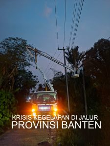 Kondisi tiang penerangan jalan umum (PJU) di ruas Jalan Pakuaji Kabupaten Tangerang yang padam akibat kabelnya dipotong pencuri.