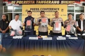Tersangka ASB saat diamankan oleh jajaran Satreskrim Polresta Tangerang beserta barang bukti.