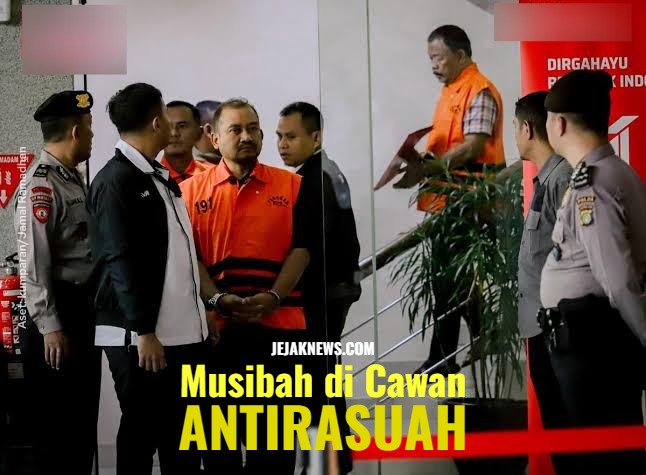 Bupati Pemalang Anom Widiyantoro menggunakan rompi tahanan oranye setelah OTT KPK.