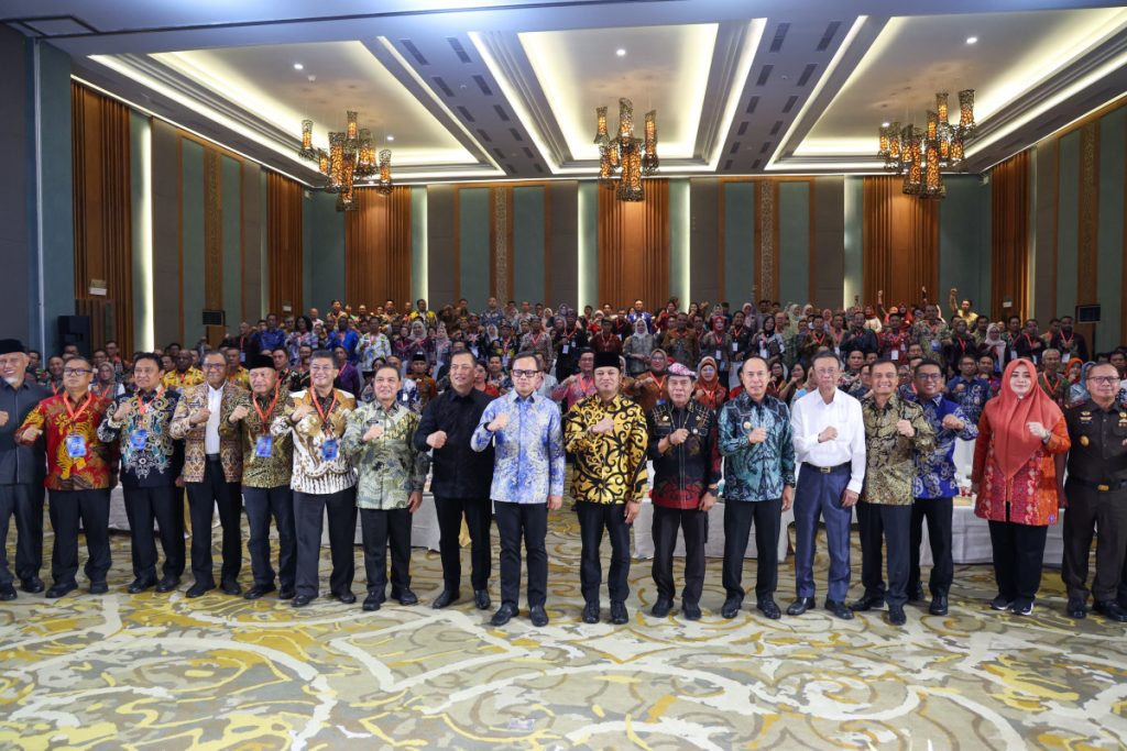 Gubernur Banten Andra Soni berbincang dengan Wamendagri Bima Arya Sugiarto dan Ketua Umum APPSI Rudy Mas’oed di sela-sela pembukaan Raker APPSI 2026 di Lombok.