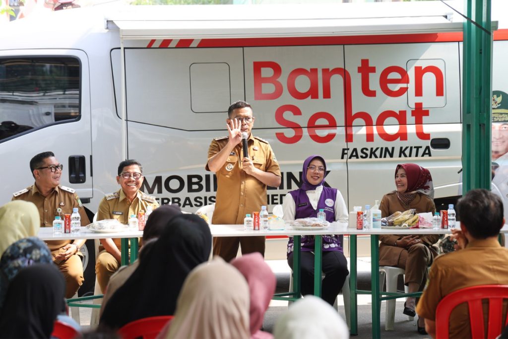Suasana antrean ratusan warga Ciledug saat melakukan skrining darah dan pemeriksaan mata gratis di posko kesehatan seluler Pemprov Banten.