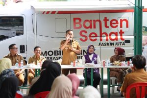 Suasana antrean ratusan warga Ciledug saat melakukan skrining darah dan pemeriksaan mata gratis di posko kesehatan seluler Pemprov Banten.