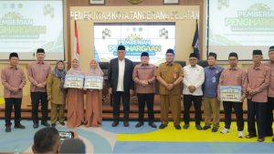 Wali Kota Benyamin Davnie saat menyerahkan piagam penghargaan secara simbolis kepada perwakilan kafilah remaja di Ruang Blandongan.