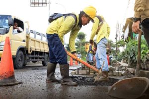 Dinas PUPR Kota Tangerang melakukan pengaspalan jalan dengan hotmix di jalur utama kota.