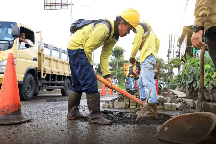 Dinas PUPR Kota Tangerang melakukan pengaspalan jalan dengan hotmix di jalur utama kota.