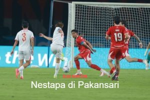 Ekspresi lesu para pemain Timnas Indonesia setelah kebobolan gol ketiga dari Vietnam di tengah lapangan.