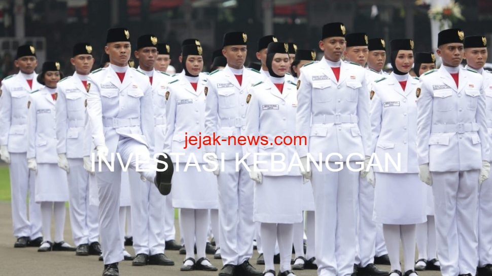 Formasi barisan Paskibraka Nasional bersiap mengibarkan bendera Merah Putih dalam upacara HUT RI.